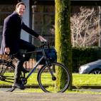 Mark Rutte llega en bici a la residencia presidencial de Catshuis.