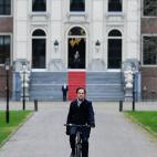 Mark Rutte abandona el Palacio Real en La Haya, tras despachar con los reyes.