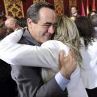 La nueva alcaldesa socialista de Toledo, Milagros Tolón, abraza a José Bono tras ser proclamada.