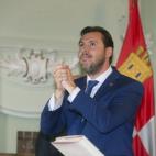 Óscar Puente (PSOE), emocionado en su investidura como alcalde de Valladolid.