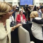 Esperanza Aguirre (PP) abandona el Pleno tras la investidura de Manuela Carmena (Ahora Madrid).
