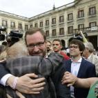 Javier Maroto (PP) saluda a algunos concentrados en las puertas del ayuntamiento de Vitoria, que gobernará finalmente el PNV.