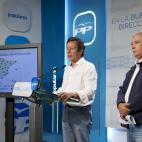 Los vicesecretarios del PP Javier Arenas y Carlos Floriano durante la rueda de prensa que han ofrecido este sábado.