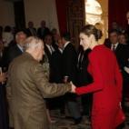 La reina Letizia saluda al premio Cervantes, Juan Goytisolo, en presencia del rey.