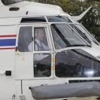 El rey Felipe VI pilotando el helicóptero oficial con el que se desplaza.