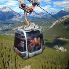 También conocido como la góndola de Banff, el teleférico que sobrevuela los montes que rodean este pueblo sube hasta 700 metros dejando unas vistas alucinantes. Durante el recorrido puedes hacer una pausa en los miradores de la montaña para ...