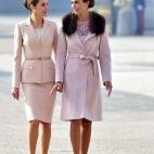 La reina, con Juliana Awada (esposa del presidente Mauricio Macri) en la recepción de bienvenida ofrecida en el Palacio Real
