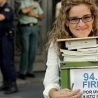 La petición impulsada por la madrileña Elena Alfaro (en la foto) para conseguir un precio más justo para los libros de texto consiguió cambios en el texto de la Ley Orgánica de educación. Tras más de 300.000 firmas de apoyo y un año y me...