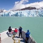 Visitantes en el lago y el glaciar O'Higgins, en la región de Aisen, en la patagonia chilena.