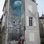Este mural de 70 metros cuadrados es obra del artista belga Bernard Hislaire, quien firma habitualmente como Yslaire. Es el creador de los cómics XXe ciel (Vigésimo cielo), en los que mezcla amor, tragedia, surrealismo y ciencia ficción.