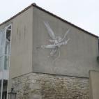 La sombra que se veía en el mural anterior sobre la pareja, se corresponde con la de este ángel cosmonauta de Ysler que está dibujado en un edificio situado enfrente en la pequeña plaza de Saint-André.