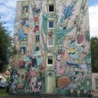 El mundo de miniatura de los insectos cobra colorido y grandes dimensiones —150 metros cuadrados, de hecho— en este mural diseñado por Florence Cestac, la prestigiosa viñetista que en el año 2000 ganó el Gran Premio del Festival del Cóm...