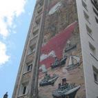 Toca doblar el cuello hacia atrás para poder ver este mural del Nicholas de Crecy al completo. Esta pintura en el lateral de un bloque de viviendas mide 33 metros de altura y ocupa 260 metros cuadrados. Está inspirada en New York sur Loire, el...
