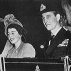 Isabel II y el duque de Edimburgo, en carruaje en 1947.