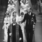 Felipe de Edimburgo saliendo de la iglesia tras su boda con Isabel II en 1947.