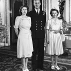 La princesa Margarita, Isabel II y Felipe de Edimburgo en Buckingham en 1947.