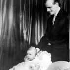 Junto a su hijo el príncipe Carlos en el palacio de Buckingham en 1948.