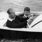 En barco con su hijo Carlos en 1955.
