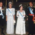 Con Juan Carlos y Sofía en una visita al Palacio de Windsor en 1986.
