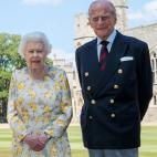 Junto a Isabel II en su felicitación por su 99º cumpleaños en 2020.