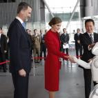 Durante la visita al Museo Nacional de Ciencias e Innovaci&oacute;n (Miraikan) de Tokio, donde los Reyes fueron recibidos por el robot Asimo.