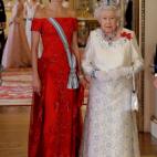 Con la reina Isabel II, vestida de Felipe Varela y con la tiara Flor de Lis, en la gala de honor celebrada en el palacio de Buckingham durante su visita oficial al Reino Unido.