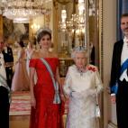 Con la reina Isabel II y el duque de Edimburgo, en la gala de honor celebrada en el palacio de Buckingham durante su visita oficial al Reino Unido.