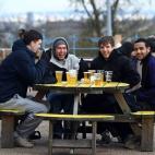 Un grupo de cuatro chavales (y cerca de diez cervezas) sonríe a cámara en 'Alexandra Palace', Londres