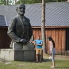 Una pareja se hace fotos junto a la estatua de Lenin.