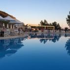 El Ikos Olivia se ha estrenado el pasado mes de mayo en Halkidiki (Grecia). Lujoso pero familiar, este resort está consagrado al agua: parques acuáticos infantiles, piscinas, spas y playas privadas.
