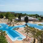 La cadena española de hoteles Riu estrenó en mayo el ClubHotel Riu Helios Paradise, frente a la costa del Mar Negro en Bulgaria. En su servicio de todo incluido, presta especial atención a la práctica deportiva, la gastronomía y a los espec...