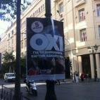 Propaganda del Gobierno a favor de 'NO' en cada farola de la calle Stadiou, que sale de la plaza Syntagma. Hay algunos tirados y rotos en el suelo.