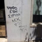"Muerte a Syriza". Firma AEK, un colectivo ultra de aficionados al fútbol, en la calle Voukourestiou.