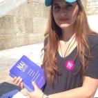 Esta joven reparte los panfletos en la plaza Syntagma junto a una compañera que no quiere salir en la foto. "Si mi marido me ve repartiendo panfletos a favor del 'sí', me mata", dice la mujer esquiva.