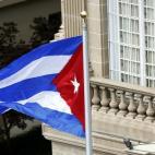 La bandera cubana ondea en la ceremonia de reapertura de la Embajada cubana en Washington.
