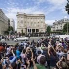 Cientos de personas se agolpan para presenciar la reapertura de la Embajada cubana en Washington.
