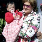 Julia en brazos de su abuela, Carmen Baz&aacute;n, durante la celebraci&oacute;n del cumplea&ntilde;os de Mar&iacute;a Jos&eacute; Campanario en 2004.