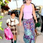 Julia con su madre a la salida del colegio en Sevilla.
