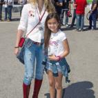 Julia y su t&iacute;a Carmen Janeiro durante el Gran Premio de Espa&ntilde;a de Motociclismo de 2013.