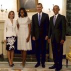 Los reyes Felipe y Letizia en la Casa Blanca, junto a Barack y Michelle Obama. La reina vistió vestido negro y chaqueta blanca de Felipe Varela y zapatos de Prada.