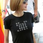 En Mallorca, con una original camiseta estampada con la palabra KAFKA