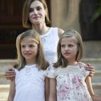 La reina Letizia con sus hijas, Sofía (izquierda) y Leonor (derecha)