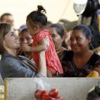 Con una niña en Suchichoto, en El Salvador