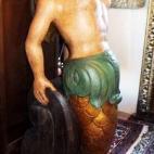 Estatua de madera que representa a una sirena. El vendedor especula que se trataba de un adorno en la parte frontal de un galeón y asegura que es "extremadamente rara, muy pesada y data de los siglos XVI, XVII o XVIII, sin restaurar". Para ser ...