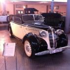 Vehículo de 1938, restaurado y convertido a 12 v. "Perfecto", asegura el vendedor. Incluye placa de fabricación, dos motores (uno de repuesto), ruedas nuevas y "varias piezas de recambio". El volante está a la derecha, como en los coches brit...