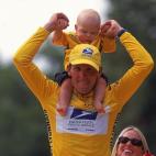 Con su hijo Luke y su mujer, Kristin, celebrando la segunda victoria, en el año 2000 
