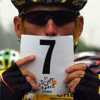 Mostrando el número 7, en referencia a su séptima y última victoria en el Tour, en 2005.