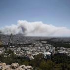 Una densa columna de humo se eleva sobre el suburbio de Karea en Atenas (Grecia).