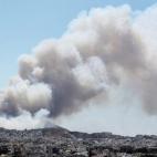 Una columna de humo se eleva sobre el suburbio de Karea en Atenas (Grecia).