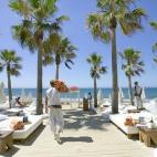 Abierto desde 2003, Nikki Beach Marbella es uno de esos chiringuitos únicos: piscina privada, camas VIP, restaurante al aire libre, boutique y terraza, todo ello con el Mediterráneo de telón de fondo. En él te sentirás como una auténtica e...